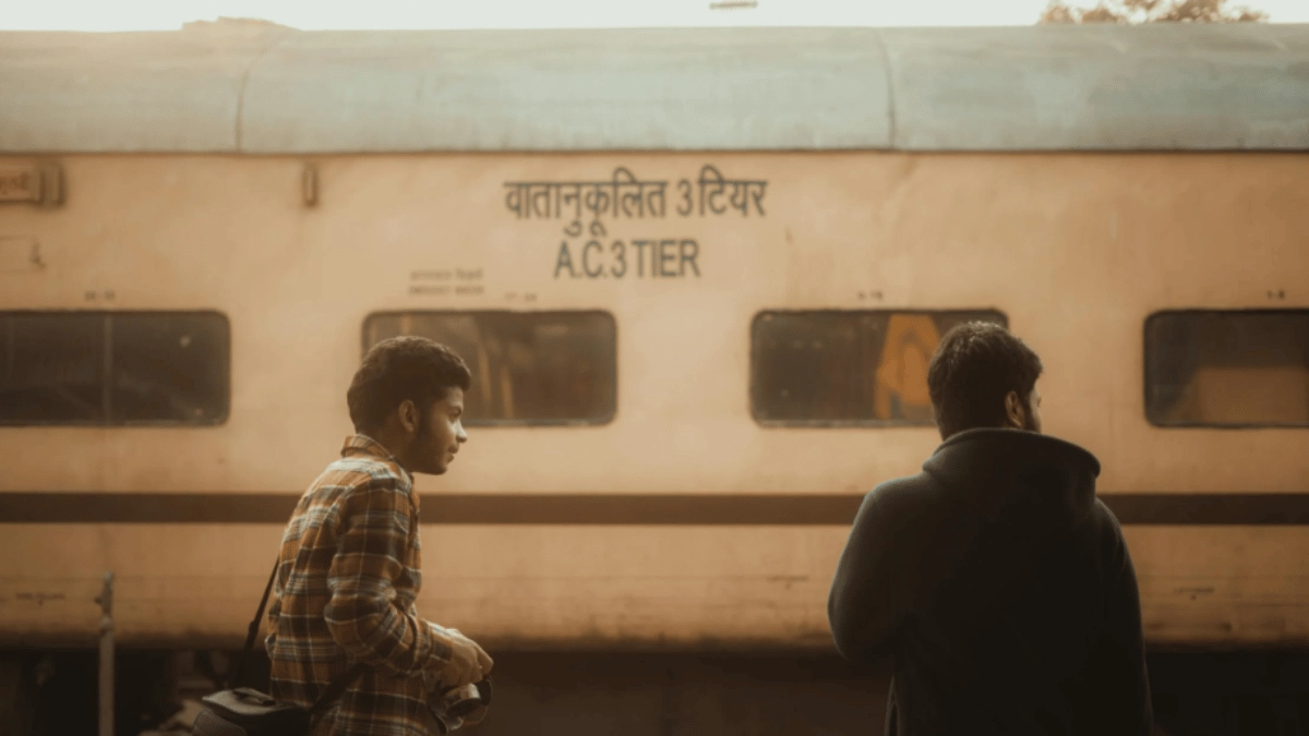 ticketless-passengers-crowd-train-sleeper-coach-woman-viral-video-puts-indian-railways-under-public-scrutiny